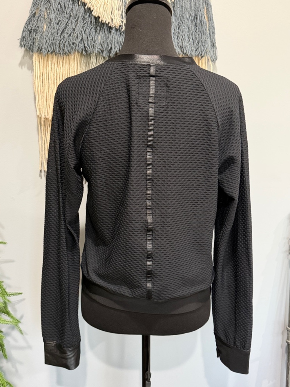 Koral Black Textured Long-Sleeve Athletic Top M - Picture 4 of 5